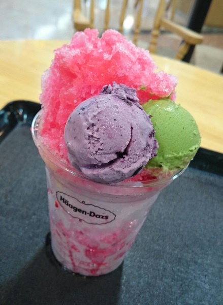 ハーゲンダッツ Premium Frozen。
イチゴかき氷にブルーベリーと抹茶のハーゲンダッツアイス。
超!冷たい~♪
先にアイスから食べることオススメ。
かき氷を先に食べると、口の中が冷たくなってアイスの味が分からなくなります(^^;