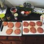 okay chef special... ik heb teveel hamburgers... wie komt er een eten? over 20 min aan tafel!