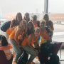 Het oranje vliegtuig wacht op ons... Op naar RIO!