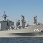 【FleetWeek 横浜艦艇公開】お次は横浜ノースドックに停泊している補給艦ましゅう 燃料補給用なのかでかいクレーンみたいのが付いてる