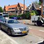 Kapotte bovenleiding. En kapotte Porsche. Straatweg. 