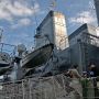 【FleetWeek 横浜艦艇公開】この通路を渡ってくろべ上陸を果たす訳だが制服の人達がずらりと揃っていると緊張するなｗ (ﾟ∀ﾟ; ｱｾｱｾ