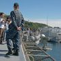 【ロナルド・レーガン一般公開】自衛隊の艦艇公開と違って背の高い落下防止用のネットなぞレーガンさんには存在しないｗ 甲板の端っこまで行くとこれは怖いｗ