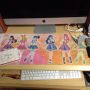アイカツくじのデスクマットを実装した。中央寄りのあおいちゃんとそらちゃんを常に見るためには、机上を散らかさないよう気をつける必要があり、結果的に普段の作業能率も上がるであろうすごいアイテムである。 