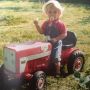 Toen ik nog niet precies wist hoe ik mijn middelvinger op moest steken, maar al wel begreep dat je  dat soort dingen doen moest wanneer je op een tractor door de wereld trok. #tbt