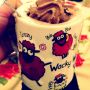 Het was koud op het Museumplein...dus nu warm worden met een beker warme choco met slagroom!