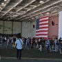 【ロナルド・レーガン一般公開】格納庫内にはアメリカと日本の巨大フラッグ トモダチなら当たり前～ ※対等な関係ではない