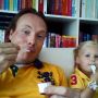 Samen mini-toetje eten op de bank. ;) #cs #ah
