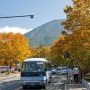 【奥日光の紅葉】龍頭橋の駐車場脇から男体山を望みます 