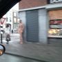 Omg. Een blote sixpacker op de hoek.