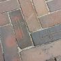 Detail op nieuwe Plechelmusplein Oldenzaal: klinkers met kruis.