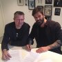 Dit is nu! We tekenen het contract voor Beweeg! Een boek dat wij met @vondelgym maken. Elk hoofdstuk begint met een excuus dat mensen hebben om niet te sporten, of een obstakel dat ze ervaren. Een panel van trainers en ikzelf geven adviezen, inzichten en tips om die obstakels te overwinnen, en in beweging te komen! #uitgeverijCarrera #Beweeg! #april