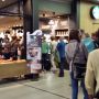 Een rij voor de Starbucks. Ik vind het ook wel logisch om 5.35 uur.