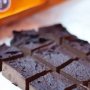 Deze verrukkelijke eiwitrijke fudge van @orangefit is ontzettend eenvoudig zelf te maken: alleen maar een beetje mengen, aandrukken en snijden. Daarna proberen om ze niet allemaal op te eten!

Ingrediënten
– 3 rijpe bananen
– 60 gram cacaopoeder
– 2 scoops Fit Green Protein choco
– 125 ml gesmolten kokosolie

Benodigdheden
– Brownievorm
– Bakpapiertje
– Bakspray
– Magnetron
– Kom
– Keukenmachine

Bereidingswijze
1. Doe alle ingrediënten in de keukenmachine
2. Laat de keukenmachine net zo lang draaien tot alle ingrediënten goed zijn vermengd, er mogen geen klontjes meer in zitten
3. Spray de brownievorm in met bakspray
4. Doe het mengsel in de brownievorm
5. Verspreid het over de hele vorm met een lepel
6. Doe de fudge in de koelkast en laat 60 minuten opstijven voordat je het aansnijdt

Voedingswaarden per stuk (1/12)
– 161 kcal
– 11,9 gram vet
– 8,4 gram koolhydraten
– 4,8 gram eiwit #orangefit #recept #fudge