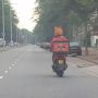 Geniaal vind ik dat. Die scooterhelmpjes vd Bezorgbeer. 