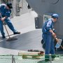 【横浜開港祭 護衛艦たかなみ一般公開】午前の部の公開を終えてデッキの掃除を始める隊員の方々 