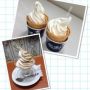 #ア報 小樽函館祭にて白い恋人のソフトクリームと、先日騒ぎ立ててたキャピタルコーヒーのミックス。（白い恋人、一人で二つ食べたんじゃないからね！）