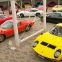 【魔方陣スーパーカーミュージアム2017】お世辞にも広いとは言えない展示エリアには往年の名車が所狭しと並べられています ロープやら柵が無いのも素晴らしい 