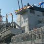 【FleetWeek 横浜艦艇公開】デッキからちはやさんのDSRV格納庫周辺の様子を伺う