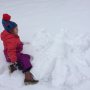 I. Maakt een snowangel. 