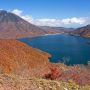 【中禅寺湖】見頃のなるのは来週半ば～週末くらいでしょうか 湖の畔から眺めるのも良いですが社山の登山道から見下ろすのが個人的にはオススメです