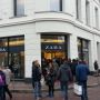 Wij wachten buiten wel even.. #zara #enschede #sardientjes