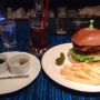 チーズバーガーとオリーブ チェリーコーラ 