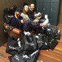 Hier tekenen @jwvdk, het kindeke Jezus en ik de kaarten voor de kerstpakketten van ons @vondelgym team. 48 topkrijgers draaien elke dag de lessen. Ze zijn het hart van onze onderneming: wat een vreugde om met deze club te werken. Fijne kerst!