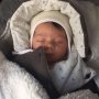 Dit kleine Eskimo kind is klaar om de kou te trotseren.