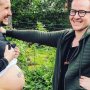 Dit zijn Trystan Reese en Biff Chaplow. Ze wonen in Portland Oregan, en zijn nu zeven jaar samen. Trystan werd als meisje geboren, en heeft daardoor afgelopen maand als transman in transitie nog zijn eigen kind kunnen baren. Hun derde kind, want ze hadden eerder al een neefje en nichtje van Biff geadopteerd. Mooie mensen, Biff en Trystan. En zo'n verhaal is altijd weer een test voor je eigen kijk op de wereld. Een oordeel ligt al snel op de loer. Of een beeld over hoe het  allemaal 'hoort'. Maar je kunt ook gewoon de liefde zien. Het schitterende hart van twee ouders, die zich vol overgave bekommeren om een gezin.