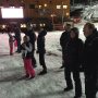 Wachten op de kids die met fakkels naar beneden komen skien