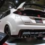 【東京モーターショー2015】750台限定での逆輸入販売が決定した新型UKシビックTypeR リアスポとディフューザー、なかなかエグいなｗ