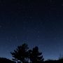 ちょっと郊外へ足を延ばすだけで満天の星が楽しめるんだね。肉眼で北斗七星(おおぐま座)をくっきり見れて興奮した。ラブジョイ彗星は夜明け前に小さな双眼鏡でも緑色の光を見つけることが出来てまた興奮！北斗七星わかるかな？→