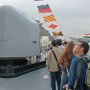 【FleetWeek 横須賀艦艇公開】100mm単装砲の所まで来たー どうやらこの先の艦内で何やら公開しているみたいで大渋滞してる・・・
