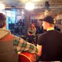 Hier is het bewijs bovendien. Zometeen komt het echte publiek hoor. Dit is de soundcheck. 