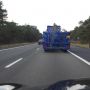 Ik vermoed dat dit het afgewaaide dak is  van de vrachtwagen op de A1 bij Deventer. #rtvoost