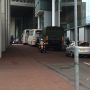 Tourningcars met legervrachtwagens in een door marsauche politie begeleide colonne. Midden in de stad. Raar. 
