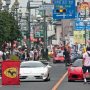 【蔵の街サマーフェスタ2017】何故か最初の数台はさっさと行ってしまいましたが跳ね馬の旗を持ったおねーちゃんが出てきて隊列が完成！ いよいよ宴の始まり！！ 