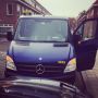 Onze productie bus voorzien van een bordje zodat hij ook in de weekenden geld oplevert! ;-)