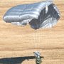 【習志野駐屯地 降下訓練始め】降下したらパラシュートを手早く畳んで移動するのがお作法らしいな