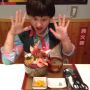 七種の海鮮丼を食す。イクラ、うに、マグロ、サーモン、海老、タラバガニ。食べ方がよくわからず５分ぐらい悩んだ。海鮮丼って見た目は華やかだけど、食べたらワヤクソ！(笑)大変だった！