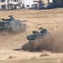 【習志野駐屯地 降下訓練始め】最後に見せ場が来た装甲車両群 10式の全開走行は戦車とは思えないくらい速かったｗ 最高時速70キロは伊達じゃない 現代の戦車はあんなにはえーのかｗ