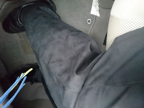 雨の中、息子のお迎えで教室の前で待ってたら、一緒に待ってたお友達のお母さんたちが私の後ろを見ながら「あっ」というので振り返った瞬間、通過した車がバシャ～と水溜まりをかけてくれました(>_<)この一年で二回目ですよ。。。
