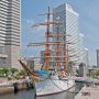 【日本丸 総帆展帆】ランドマークタワーの正面に鎮座する日本丸