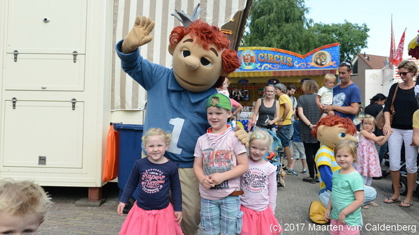 Vandaag kon je op @kermisrosmalen met de figuren van #hetzandkasteel op de foto #rosmalen #kermis #koning #koos