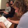 Gijs leest zijn zoveelste gedicht voor. 