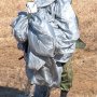 【習志野駐屯地 降下訓練始め】降下したらパラシュートを手早く畳んで移動するのがお作法らしいな