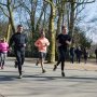 Zaterdag 9 april: Vondelgym’s Fast Five

Op zaterdag 9 april organiseren we voor Vondelgymleden de tweede editie van onze eigen run over 5 kilometer (anderhalf rondje Vondelpark). Wil je weten hoe fit je bent en hoe lang jij over 5 k doet? Wil je je record verbeteren? Of denk je dat jij misschien wel de snelste loper van de Vondelgym bent? Kom dan rennen! 
We verzamelen om 13.00 uur, doen een gezamenlijke warming up naar de start toe. We starten in het park aan de kant van de Amstelveenseweg. Vervolgens loop je anderhalve ronde Vondelpark, zodat je finisht voor het Filmmuseum. Daar staat een trainer die de tijd bijhoudt, zodat jij weet hoe je het gedaan hebt. Wordt leuk!

Let op: de enige voorwaarde aan deelname is dat je 5 kilometer kunt hardlopen en lid van de Vondelgym bent; alle niveaus zijn welkom! #vondelgymsfastfive #running #vondelrun #fastfive #vondelpark