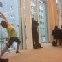 Dit is #qs: terwijl de zaal naar een presentatie zit te luisteren, kun je gewoon yoga doen.