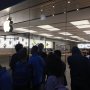 Bij Apple Haarlem. Vier mensen in de rij voor reserveringen, een stuk of 30 zonder reservering. 